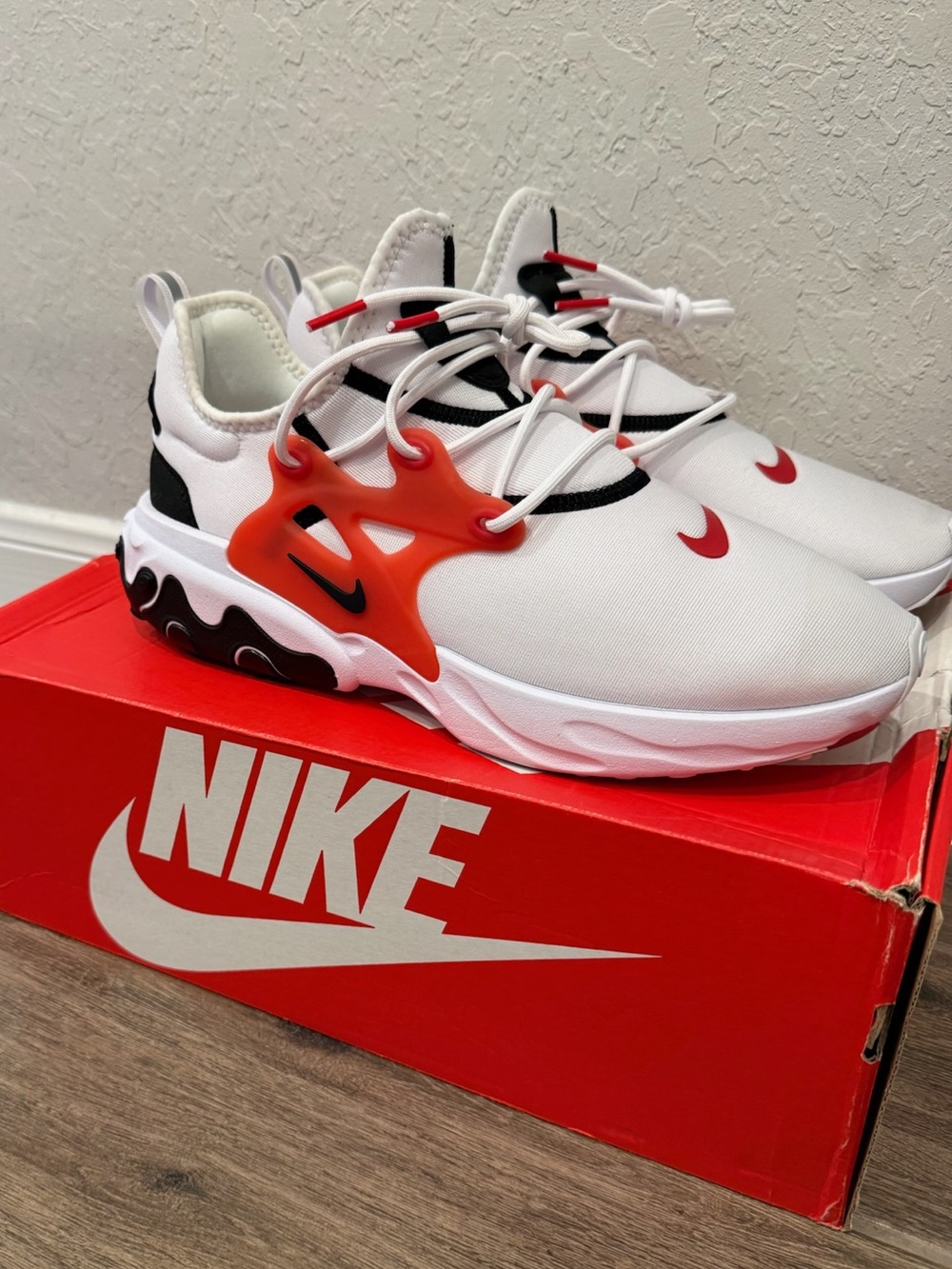 PRE LOVED Mens 9.5 Nike React Presto White University Red Sneakers